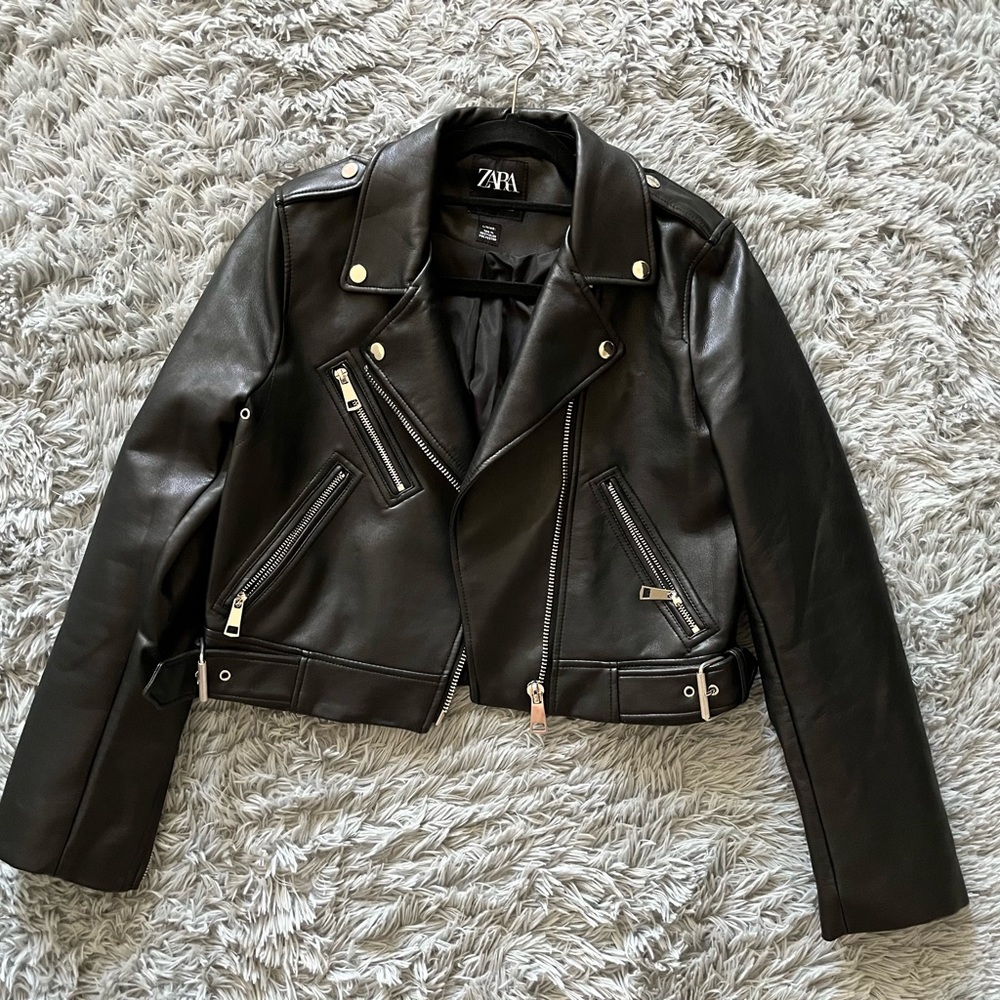 Zara Cropped Leather Jacket Size M in Black